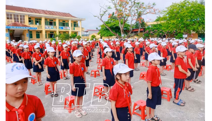 hoc sinh thai binh tuu truong vao ngay 29 8 rieng lop 1 tuu truong ngay 22 8 hinh 1