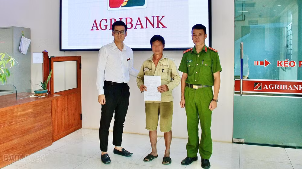 lao cai ngan chan kip thoi nguoi dan ong dinh chuyen tien cho doi tuong mao danh cong an hinh su hinh 1