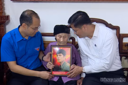 Nửa thế kỷ khắc mòn nỗi nhớ, mẹ liệt sĩ 105 tuổi nghẹn ngào ôm di ảnh con vào lòng