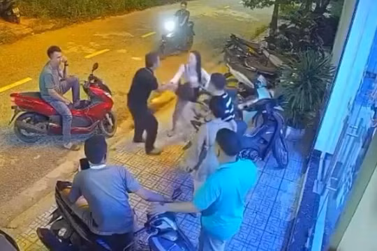 Tạm giữ hai thanh niên trêu cô gái, đánh người trước quán karaoke