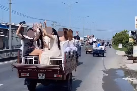 Đồng Tháp: Xử phạt 4 xe ba bánh chở đoàn đưa dâu vi phạm giao thông