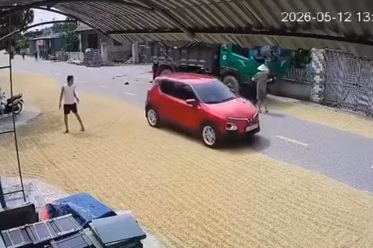 Hà Tĩnh: Va chạm xe tải trên đường phơi lúa, 2 người tử vong