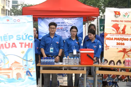 Áo xanh tình nguyện tiếp sức sĩ tử, lan tỏa yêu thương trong mùa thi 