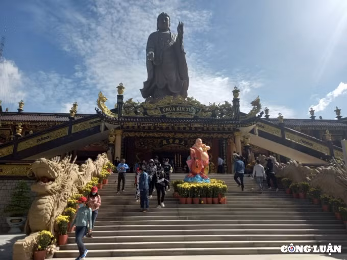 khach du lich voi dan diem tham quan tam linh o an giang thoat canh bien nguoi hinh 2