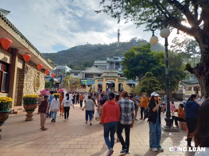 khach du lich voi dan diem tham quan tam linh o an giang thoat canh bien nguoi hinh 13