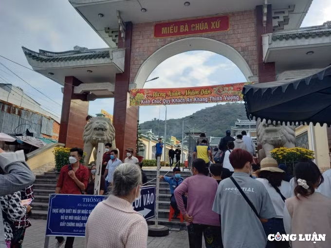 khach du lich voi dan diem tham quan tam linh o an giang thoat canh bien nguoi hinh 9