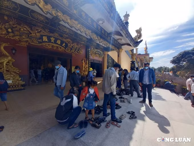 khach du lich voi dan diem tham quan tam linh o an giang thoat canh bien nguoi hinh 3