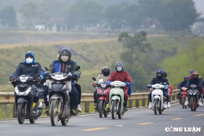 lo ngai dich benh nhieu nguoi dan di chuyen bang xe may hon 300km ra ha noi hinh 3