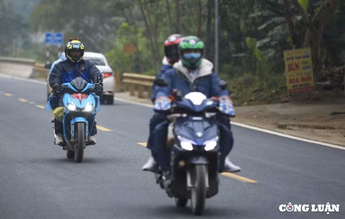 lo ngai dich benh nhieu nguoi dan di chuyen bang xe may hon 300km ra ha noi hinh 4