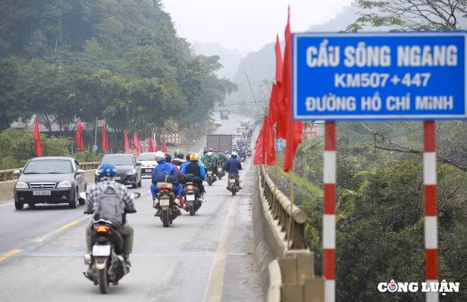 lo ngai dich benh nhieu nguoi dan di chuyen bang xe may hon 300km ra ha noi hinh 2