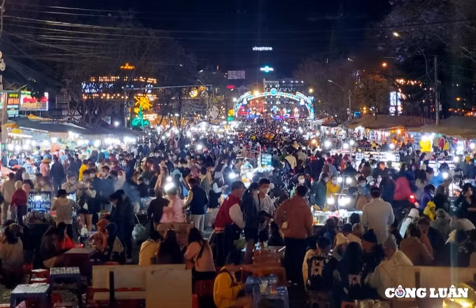 cho dem da lat bien nguoi dong duc nhich tung buoc xe xep hang di chuyen cham hinh 10