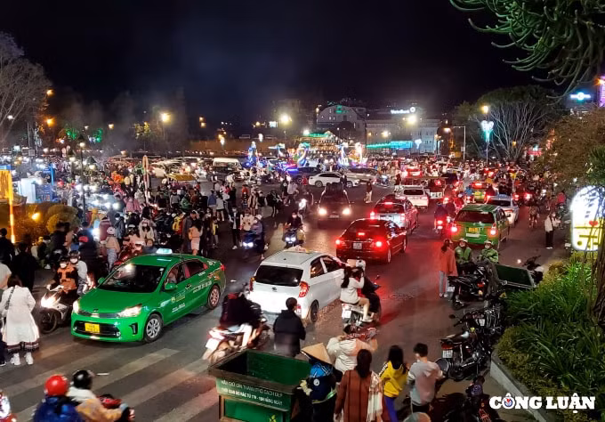 cho dem da lat bien nguoi dong duc nhich tung buoc xe xep hang di chuyen cham hinh 3
