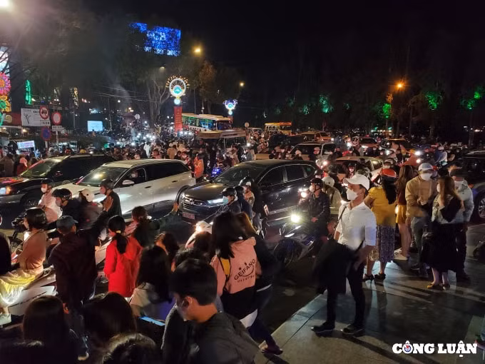 hang chuc ngan du khach do ve trung tam da lat ket xe nghiem trong hinh 12