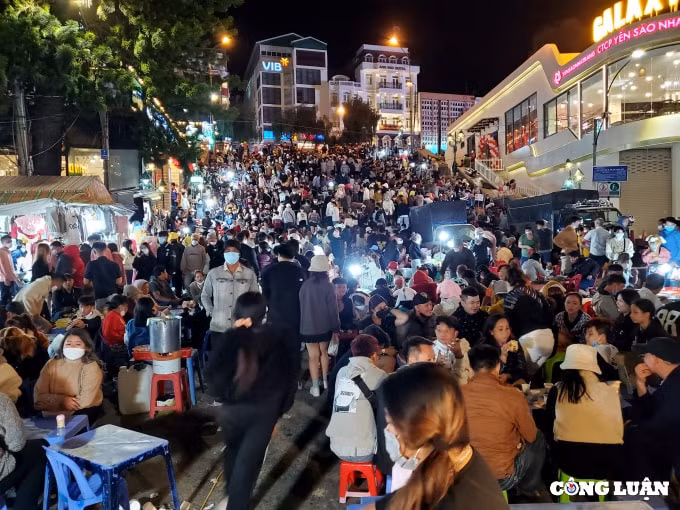 hang chuc ngan du khach do ve trung tam da lat ket xe nghiem trong hinh 4