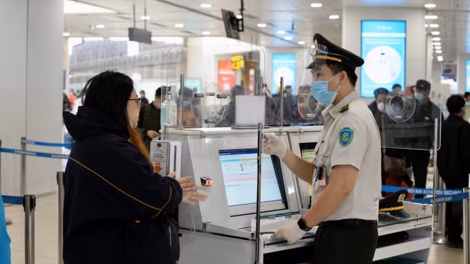 hanh khach di chuyen bang duong hang khong tang cao nhung ngay can tet hinh 2