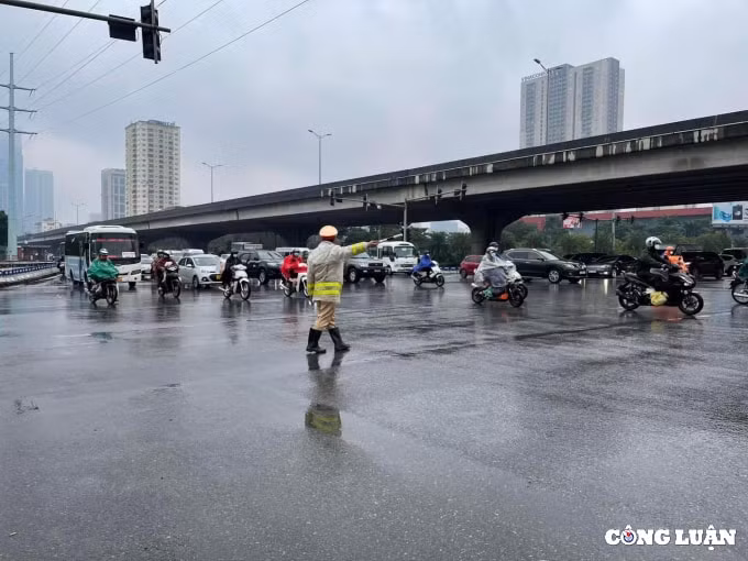 khung canh trai nguoc ngay 6 tet ben xe khach diu hiu duong cua ngo thu do un tac hinh 5