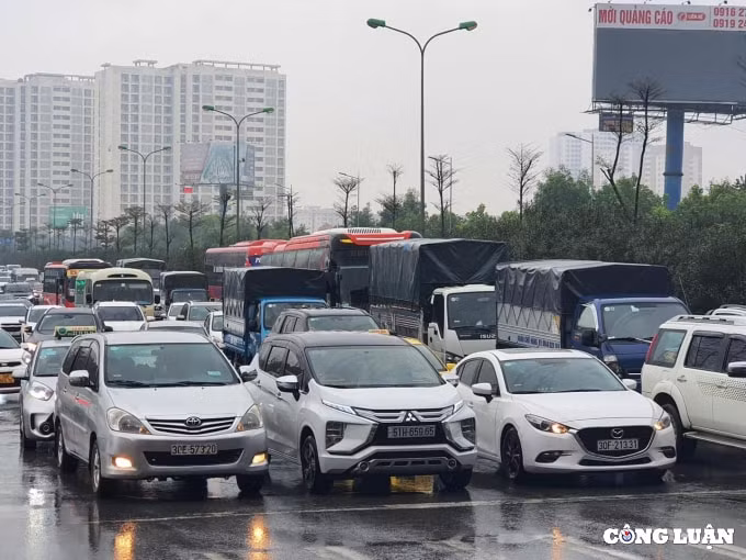 khung canh trai nguoc ngay 6 tet ben xe khach diu hiu duong cua ngo thu do un tac hinh 2