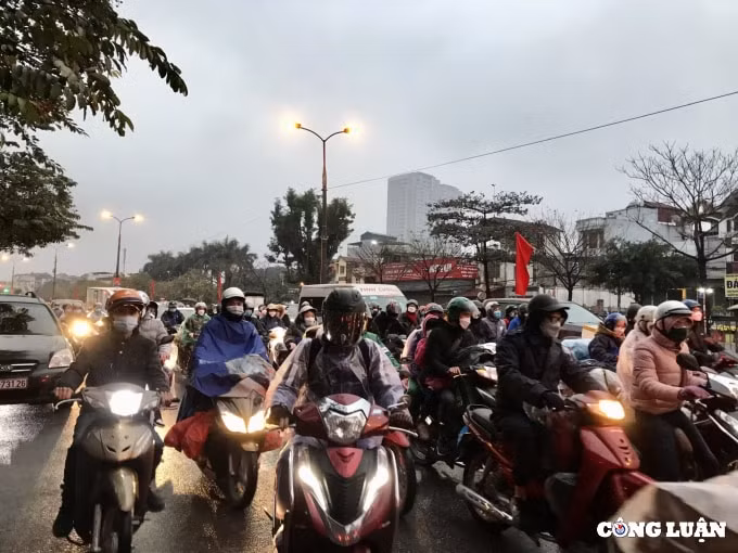 khung canh trai nguoc ngay 6 tet ben xe khach diu hiu duong cua ngo thu do un tac hinh 3