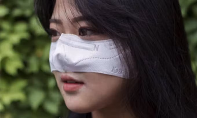 chiec khau trang chi che mui gay tranh cai tai han quoc hinh 1