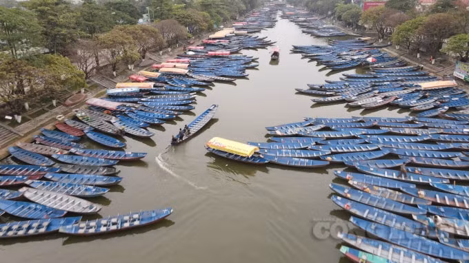 Phí trông giữ xe máy, ngày là 5.000 đồng/xe/lượt và đêm là 12.000 đồng/xe/lượt. Ngoài ra, UBND xã Hương Sơn tổ chức tuyên truyền, làm cam kết với các chủ trông giữ xe phải có bảng công khai giá.