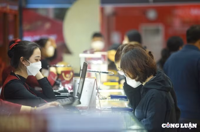 ha noi nhon nhip nguoi dan di mua vang truoc ngay via than tai hinh 12