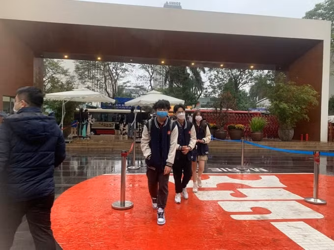 hoc sinh bac thcs ha noi tro lai truong hoc nhan li xi dau nam hinh 7