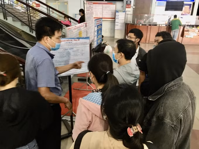 Dịch bệnh Covid-19 diễn biến phức tạp, nhiều hành khách đã hủy chuyến buộc Tổng Công ty Đường sắt Việt Nam phải thay đổi hành trình và dừng chạy một số đoàn tàu dịp Tết Nguyên đán. Ảnh minh họa