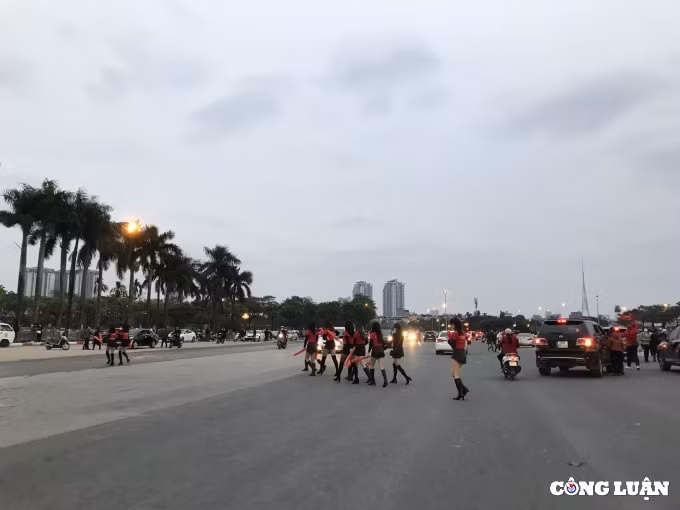 co dong vien ham nong tran cau viet nam trung quoc ngay mung 1 tet hinh 5