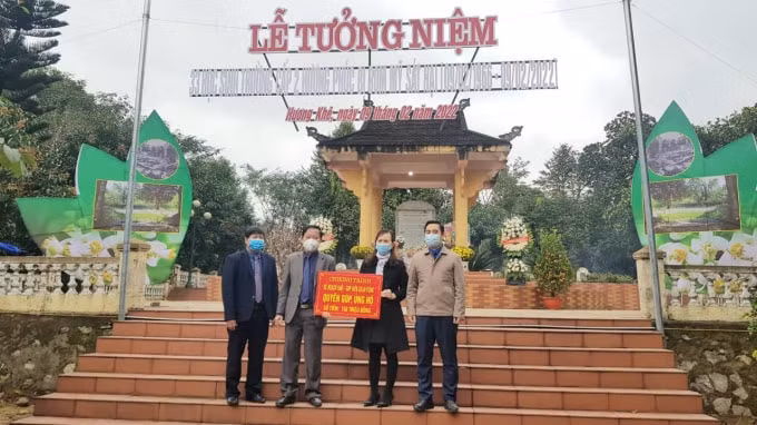 tuong niem 33 hoc sinh truong cap ii huong phuc bi sat hai trong chien tranh hinh 2