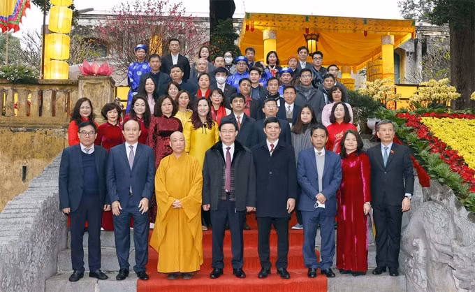 chu tich quoc hoi vuong dinh hue dang huong tuong nho cac bac tien nhan co cong voi dat nuoc hinh 2