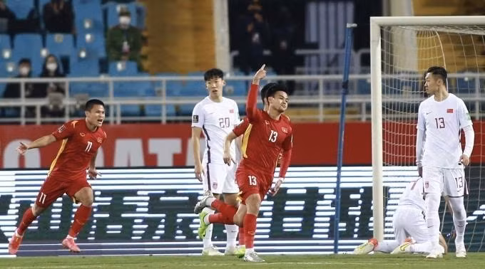 ha dep trung quoc doi tuyen viet nam tro lai top 100 fifa hinh 1