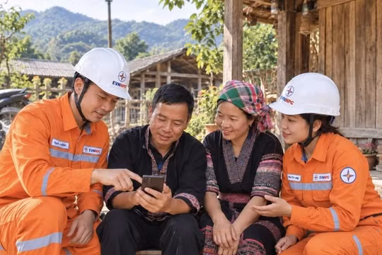 EVNNPC đón nhận Cờ Thi đua của Chính phủ, hoàn thành xuất sắc các nhiệm vụ 9 tháng năm 2026