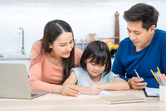 Làm sao để khoản để dành cho con không phải gánh viện phí của bố?