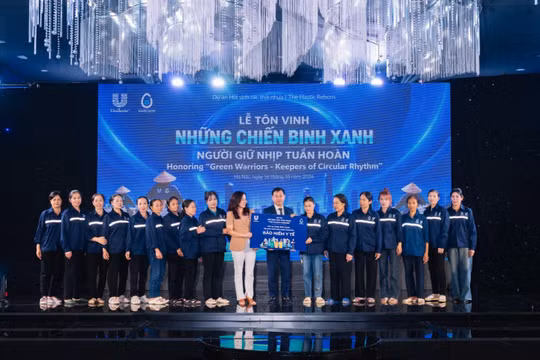 Những người phụ nữ phía sau gánh ve chai