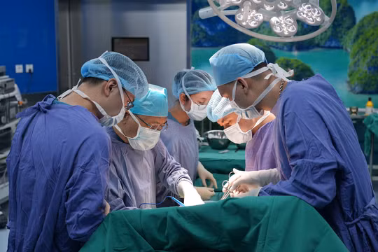 Cứu sống ngoạn mục chàng trai bị 3 tấn sắt văng vào, dập nội tạng