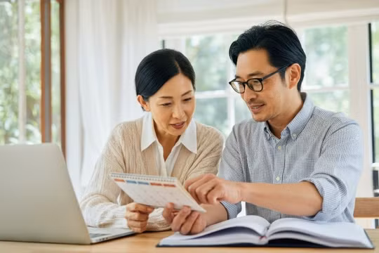 Tuổi 40 và bài toán chia tiền: Bao nhiêu cho mái ấm của con, bao nhiêu cho tuổi già của cha mẹ?