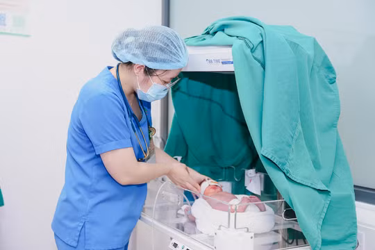 Thay máu bán phần cứu sống trẻ sơ sinh mắc đa hồng cầu hiếm gặp