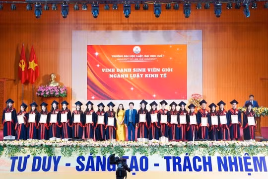 Huế: Hơn 800 cử nhân Luật tốt nghiệp ra trường
