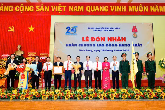 Đón nhận Huân chương Lao động hạng Nhất, Đại học Trà Vinh khẳng định vị thế dẫn đầu trong kỷ nguyên số