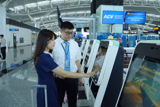 Vietnam Airlines thử nghiệm hệ thống làm thủ tục và gửi hành lý tự động cho chuyến bay quốc tế tại Nội Bài