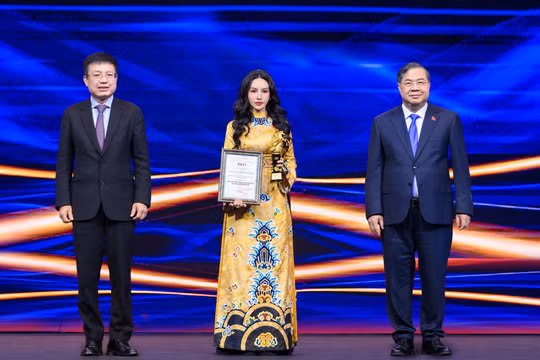 Anh hùng lao động Lê Nữ Thùy Dương - Phó Chủ tịch KN Holdings được vinh danh Doanh nhân Việt Nam tiêu biểu