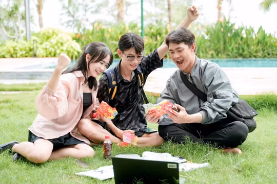 Sau mỗi chai nước là một “khoảnh khắc chờ”: “Xé ngay trúng liền” tạo sức hút mùa hè