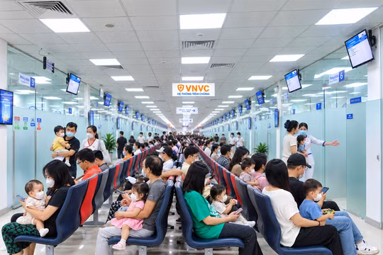 Gần 25.000 trẻ được VNVC tiêm vắc xin phòng tay chân miệng giữa cao điểm bệnh tăng mạnh, nhiều ca chuyển nặng
