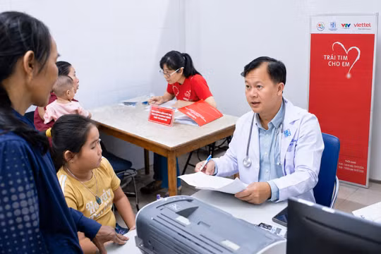 Viettel chung tay khám tim miễn phí cho hơn 600 em nhỏ tại Khánh Hoà