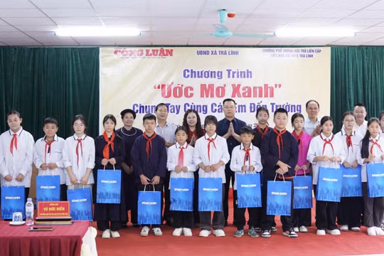Chương trình 'Ước mơ xanh' của Báo Nhà báo và Công luận đến với các em học sinh dân tộc nội trú