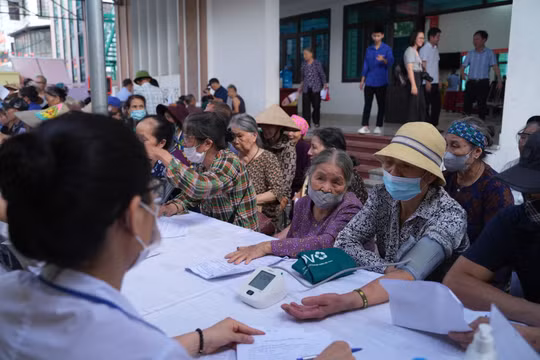 Hà Nội: Khám sức khỏe miễn phí cho người cao tuổi tại xã Vĩnh Thanh, lan tỏa sự quan tâm từ tuyến y tế cơ sở