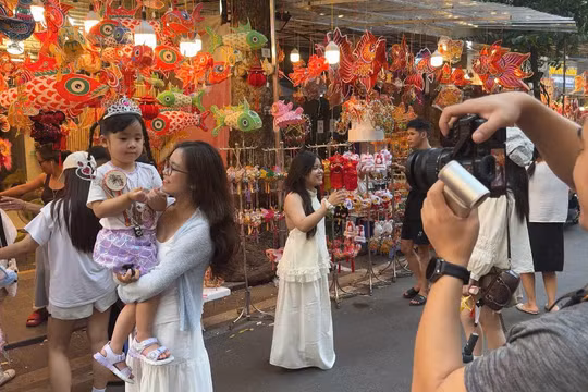 Sắc màu Trung thu trên phố hàng mã
