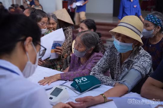 Bác sĩ có thể đến tận giường khám miễn phí cho người dân