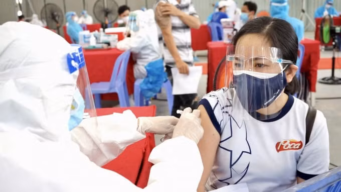 tp hcm nhieu cong nhan san xuat 3 tai cho chua duoc tiem vaccine hinh 1