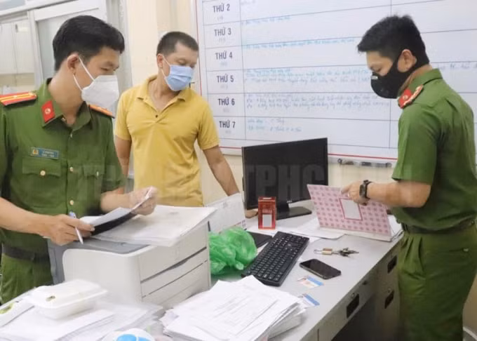tp hcm khoi to bat tam giam can bo phuong moc noi tiem vaccine trai phep hinh 1